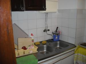 Una cocina o zona de cocina en Apartment Sretno Good Luck