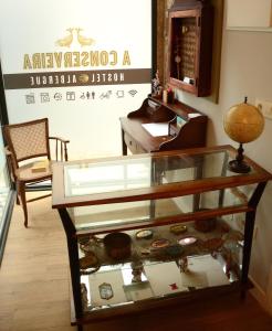 una vitrina de vidrio con algunos objetos en A Conserveira, en Redondela