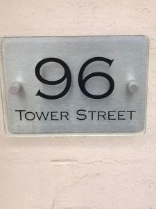 um sinal numa parede que lê Tower Street em Tower Street Treasure em Belfast