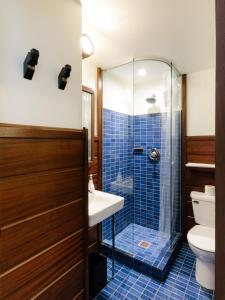 uma casa de banho com um chuveiro, um lavatório e um WC. em Freehand Chicago em Chicago