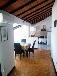 eine Küche und ein Esszimmer mit einem Tisch und Stühlen in der Unterkunft Apartments Danilo in Herceg-Novi