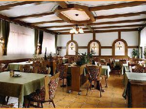 Hotel Gasthof Zur Krone 레스토랑 또는 맛집