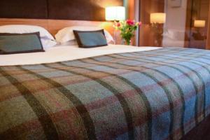 Ein Bett oder Betten in einem Zimmer der Unterkunft Craigmhor Lodge & Courtyard