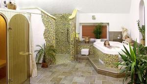 Kylpyhuone majoituspaikassa Hotel Gasthof Zur Krone