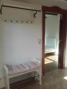 Pokój z łóżkiem piętrowym w pokoju w obiekcie Apartment-unter-Reet w Kilonii