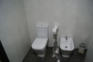 a small bathroom with a toilet and a bidet at Hotel Doña Luisa in San Luis de Sabinillas