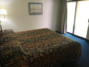 Postel nebo postele na pokoji v ubytování Sequim Bay Lodge