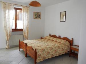 a bedroom with a bed and a window at Al Fiume in Arco