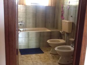 ルッファーノにあるMare Ulivi Tarantaのバスルーム(バスタブ、トイレ、シンク付)