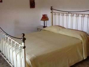 ルッファーノにあるMare Ulivi Tarantaのベッドルーム(白いベッド1台、ランプ付)