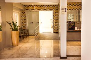 a hallway with a door leading to a dining room at Hotel Veneza in Brusque
