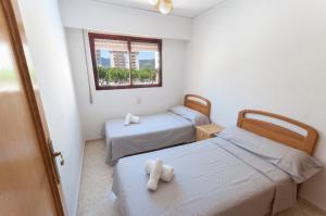 ガンディアにあるNaveganteのベッド2台と窓が備わる小さな客室です。