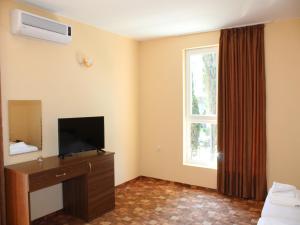 TV a/nebo společenská místnost v ubytování Hotel Sapphire