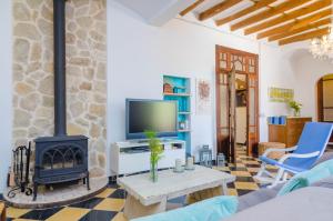 un soggiorno con camino e TV di Ca Na Siona a Vilafranca de Bonany