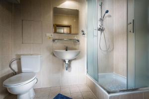 A bathroom at ALMET štúdio 404