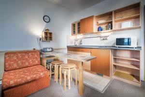 A kitchen or kitchenette at ALMET štúdio 404