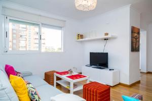 a living room with a couch and a tv at Apartamento Vistahermosa in Alicante