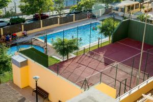 an overhead view of a pool with a tennis court at Apartamento Vistahermosa in Alicante