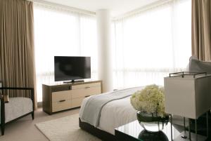TV a/nebo společenská místnost v ubytování The Dominick Hotel