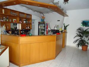 eine Bar mit einer Holztheke in einem Zimmer in der Unterkunft Panorama Hotel in Ammoudia