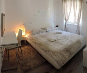 מיטה או מיטות בחדר ב-Apartment & room Ivan