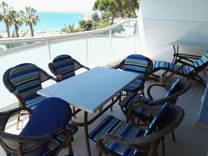 a table and chairs on a balcony with the beach at Apartamento en Playa Capellans in Salou
