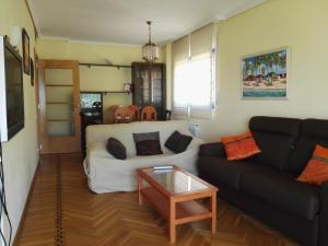 a living room with a couch and a table at Apartamento en Playa Capellans in Salou