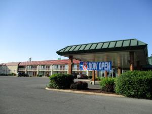 un edificio con un cartel que se lee muy abierto en Motel 6-Mount Jackson, VA - Shenandoah, en Mount Jackson