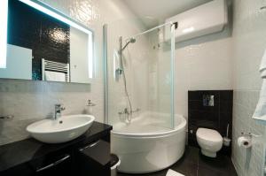 Phòng tắm tại Apartments Mihaela +27 ảnh