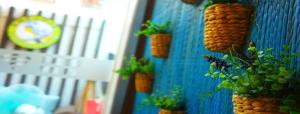 Shejoje Poshtel Hostel في مدينة سيبو: جدار ازرق عليه الجزر والنباتات