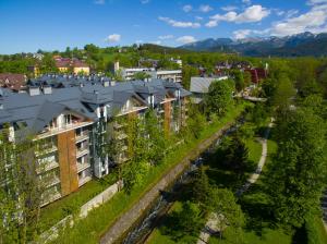 widok miasta z lotu ptaka z budynkami w obiekcie Apartamenty Comfort & Spa Stara Polana VIPAPARTAMENTY w Zakopanem
