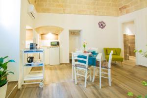 A kitchen or kitchenette at Dimora Antica Via MiLord