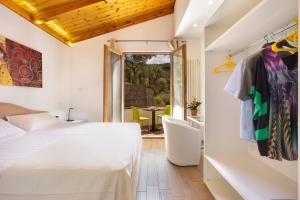 - une chambre avec un lit et une vue sur une terrasse dans l'établissement Appartamento degli Ulivi 2, à Sant'Agnello