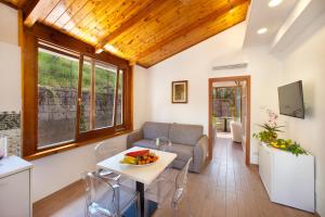 un salon avec un canapé et une table dans l'établissement Appartamento degli Ulivi 2, à Sant'Agnello