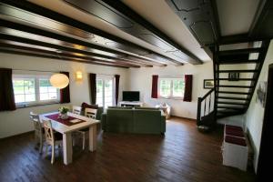 a living room with a green couch and a table at Grüne Farm - FeWo Ost in Burg Kauper