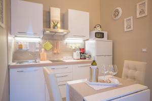 a kitchen with a table with a bottle of wine at Edonè Holiday Home in Syracuse