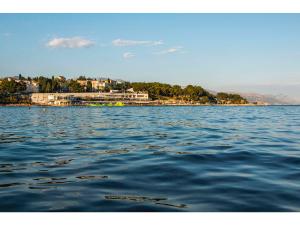 Blick auf einen großen Wasserkörper in der Unterkunft IDRO Studio Apartments directly at the beach in Split