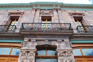 ein Gebäude mit einem Balkon an der Seite in der Unterkunft Santa Rita Hotel del Arte in Zacatecas