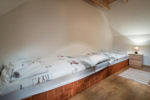 Un pat sau paturi într-o cameră la Vila Viktoria