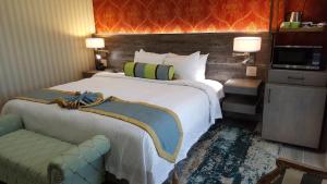 Letto o letti in una camera di SenS Hotel & Vanne Bistro Berkeley