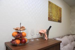 una mesa con copas de fruta y vino. en Gerda, en Mytishchi