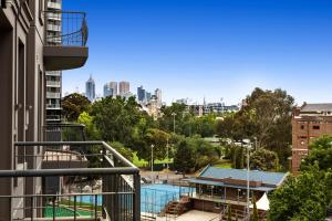 Kolam renang di atau di dekat Melbourne South Yarra Central Apartment Hotel Official