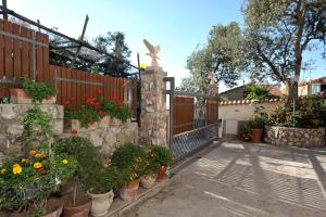 a garden with potted plants and a fence at Casa Vacanze Chery in Sorrento
