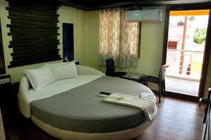 Hotel Anandhiram Heritage客房内的一张或多张床位