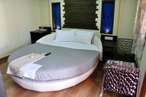 Hotel Anandhiram Heritage客房内的一张或多张床位