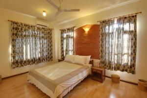 Uma cama ou camas num quarto em Vardan Resort n' Apartment