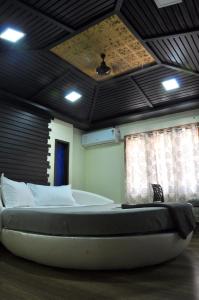 Hotel Anandhiram Heritage客房内的一张或多张床位
