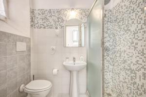 a bathroom with a toilet and a sink and a shower at Relais La Torretta in Rome