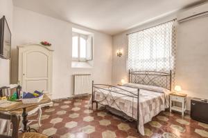 A bed or beds in a room at Relais La Torretta