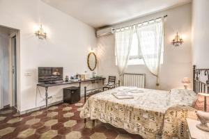 a bedroom with a bed and a desk in a room at Relais La Torretta in Rome
